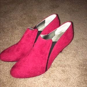 EUC Red heel booties ❤️❤️